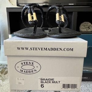 STEVE MADDEN ‘BRADIE’ Leather Gold Tone Sandle - Black/6